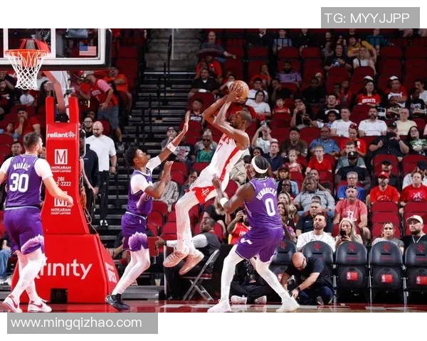 黄蜂与热火季后赛第三场激战回顾球员表现与战术分析